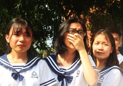 Học sinh Lương Thế Vinh khóc òa khi linh cữu thầy Văn Như Cương qua trường
