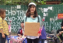 Sự thật sinh viên rao bán 10.000 đồng/cái ôm tặng thêm hoa ngày 20/10