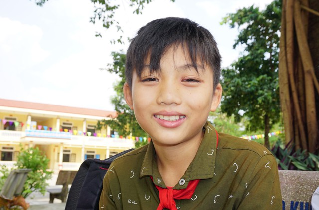 cau be nguoi thai 7 nam den truong tren doi chan ban
