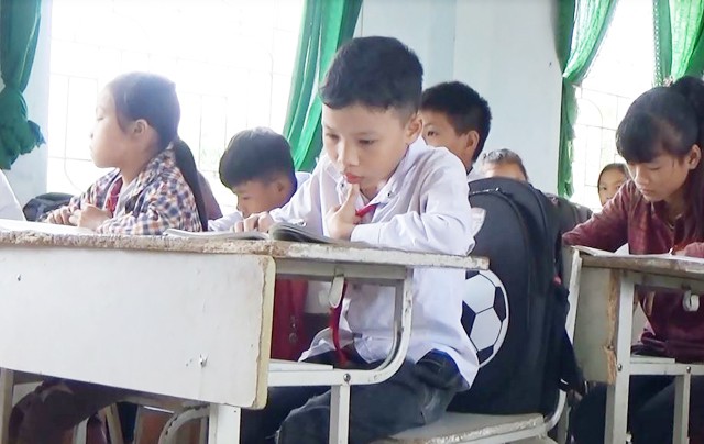cau be nguoi thai 7 nam den truong tren doi chan ban