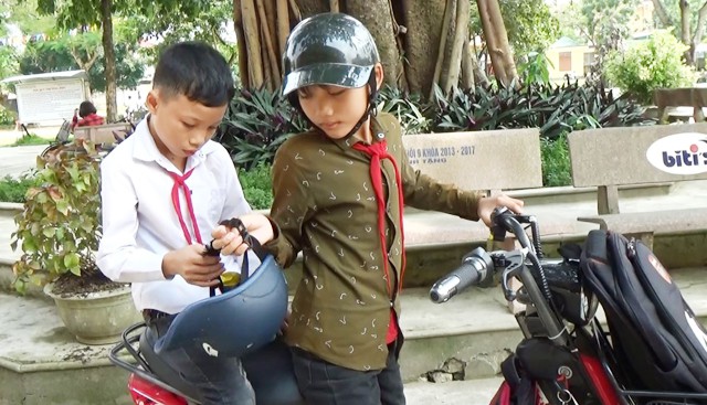cau be nguoi thai 7 nam den truong tren doi chan ban