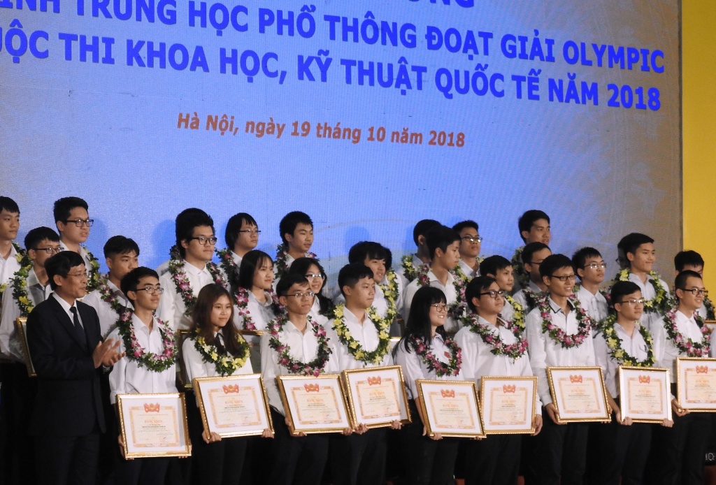 hai hoc sinh duoc trao huan chuong lao dong hang ba