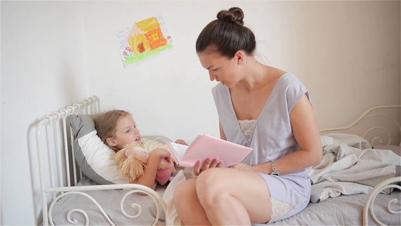 Có nên đọc truyện cổ tích cho bé trước khi ngủ? co nen doc truyen co tich cho be truoc khi ngu