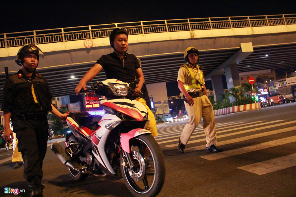 csgt kiem tra nong do con o hang xanh sau vu bmw gay tai nan lien hoan