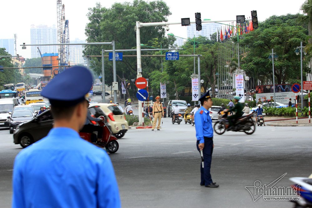 Ngày rối loạn phố Kim Mã: Xế hộp ngỡ ngàng, xe máy chen nhau hít khói ngay roi loan pho kim ma xe hop ngo ngang xe may chen nhau hit khoi