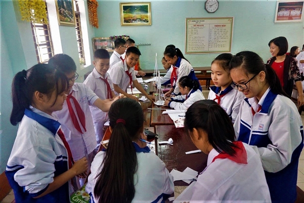 hoc sinh vung cao thiet ke mo hinh trong ngay hoi stem