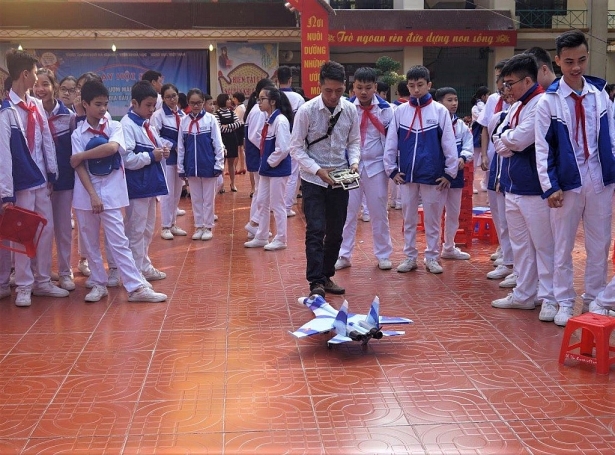 hoc sinh vung cao thiet ke mo hinh trong ngay hoi stem