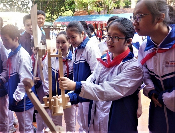 hoc sinh vung cao thiet ke mo hinh trong ngay hoi stem