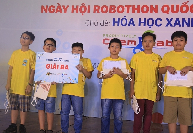 ha noi trao 5 giai vo dich robothon quoc gia 2017 cho cac ky su robot nhi