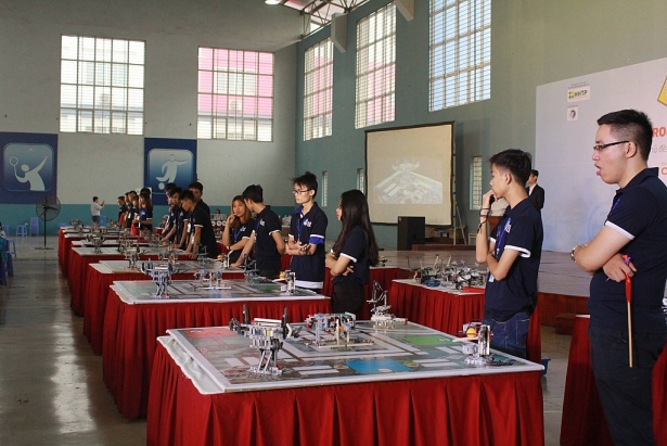 ha noi trao 5 giai vo dich robothon quoc gia 2017 cho cac ky su robot nhi