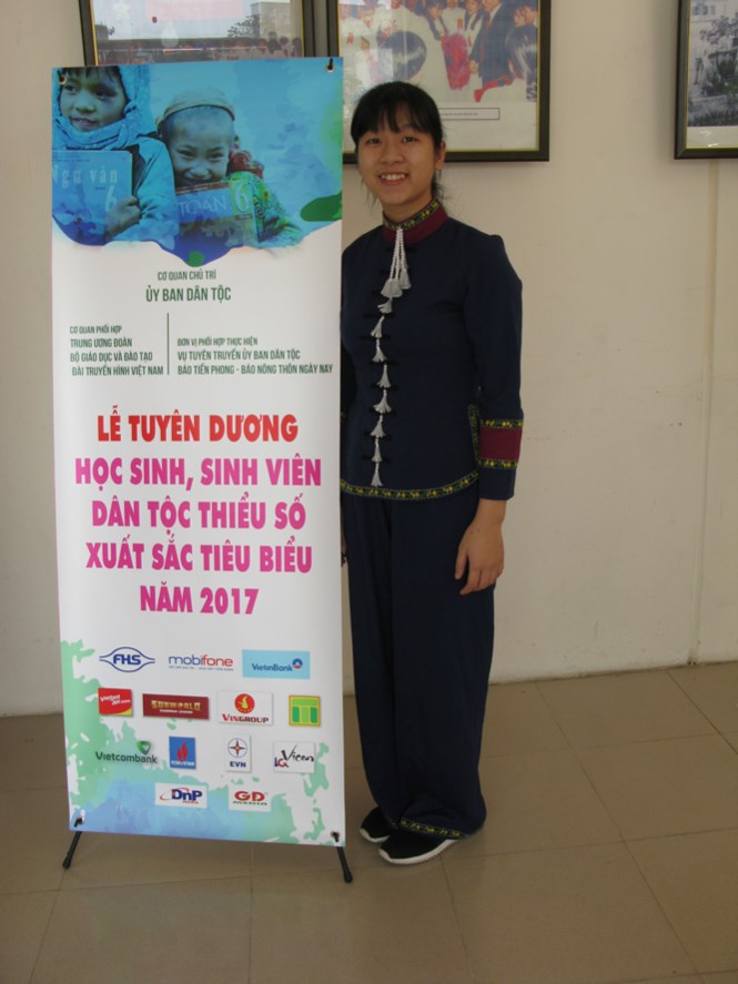 hai co gai xuat sac cua xuat sac