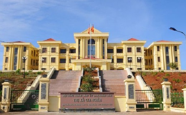 giao vien hop dong nua nam chua nhan luong do lanh dao dia phuong xe rao tuyen dung