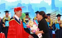 trao bang tot nghiep danh du cho nam sinh quen minh cuu 3 me con