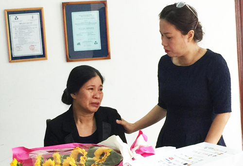 nhan bang tot nghiep thay con gai da mat nguoi me bat khoc