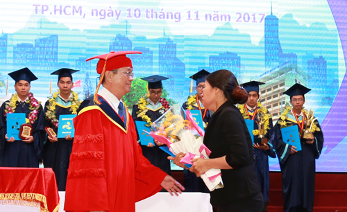 nhan bang tot nghiep thay con gai da mat nguoi me bat khoc
