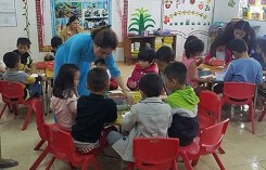 Gần chục khoản phí 'oằn lưng' trẻ mầm non xã nghèo