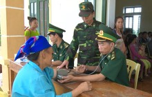 Thầy giáo quân hàm xanh dạy tiếng Việt cho người Lào