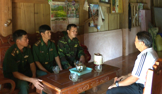 thay giao quan ham xanh day tieng viet cho nguoi lao