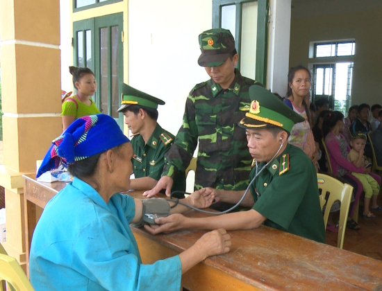 thay giao quan ham xanh day tieng viet cho nguoi lao
