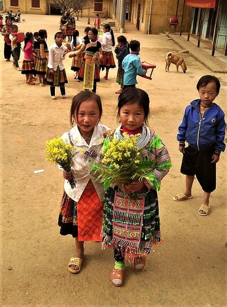 hoc sinh vung cao tang co giao hoa da quy hoa cai trong ngay 2011