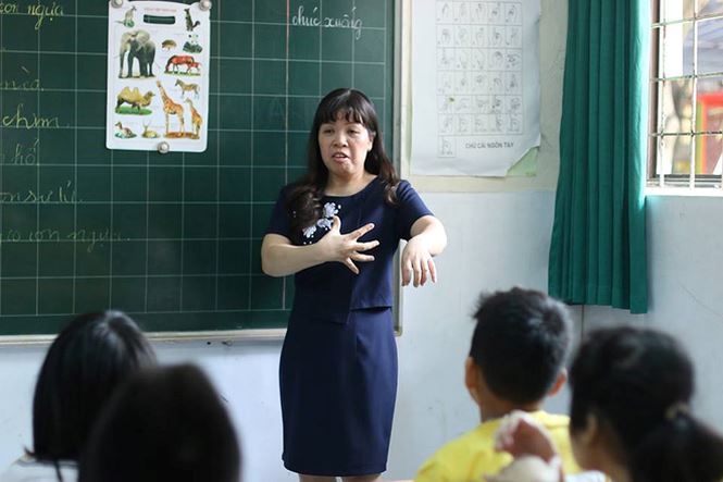 mon qua cua hoc tro khiem thinh khien co giao nghen ngao roi nuoc mat