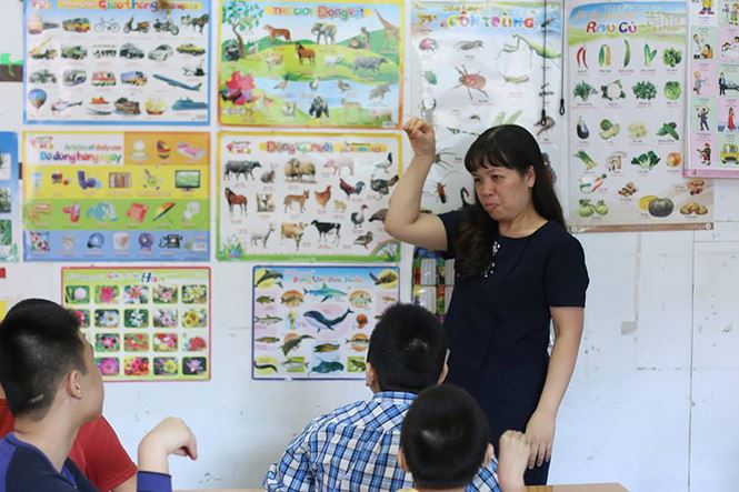 mon qua cua hoc tro khiem thinh khien co giao nghen ngao roi nuoc mat