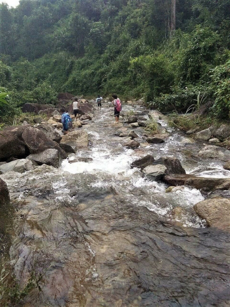 hon 10 do c hoc sinh mien nui van loi suoi den truong nhom cui trong phong hoc suoi am