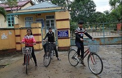 Cho học sinh mượn xe đạp đến trường
