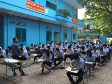Hàng trăm học sinh làm bài ở sân trường