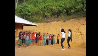 cho hoc sinh tap vo trong gio ra choi de chong y