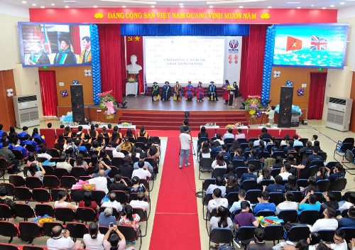 100 sinh vien da i ho c su pha m ky thua t nha n ba ng cu nhan anh quo c