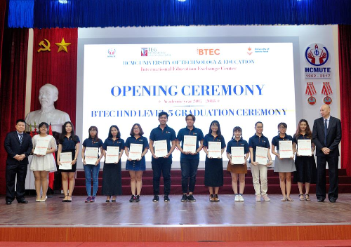 100 sinh vien da i ho c su pha m ky thua t nha n ba ng cu nhan anh quo c