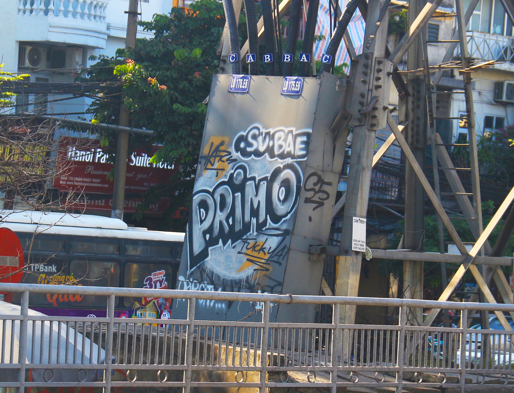 graffiti nghe thuat hay boi ban duong pho