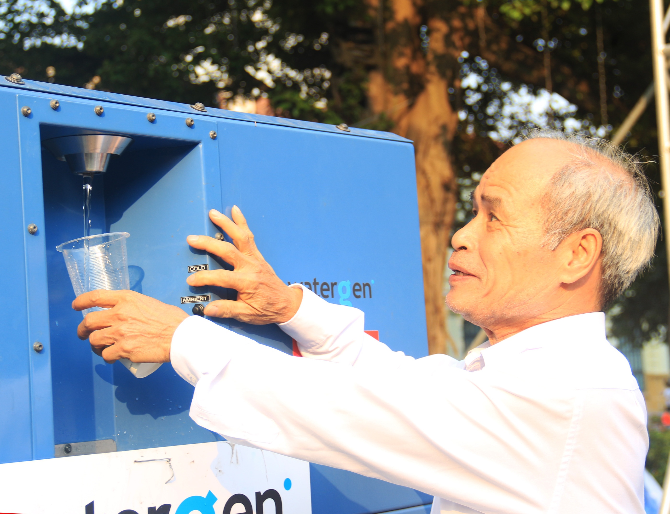 ha noi nguoi dan hao huc xep hang thuong thuc mien phi nuoc loc tu khong khi