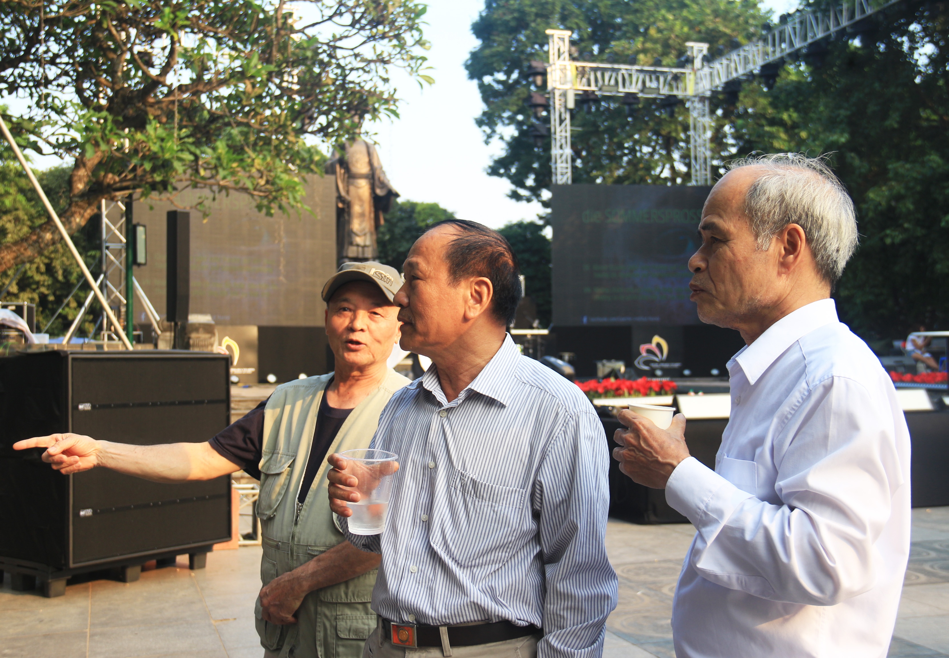 ha noi nguoi dan hao huc xep hang thuong thuc mien phi nuoc loc tu khong khi