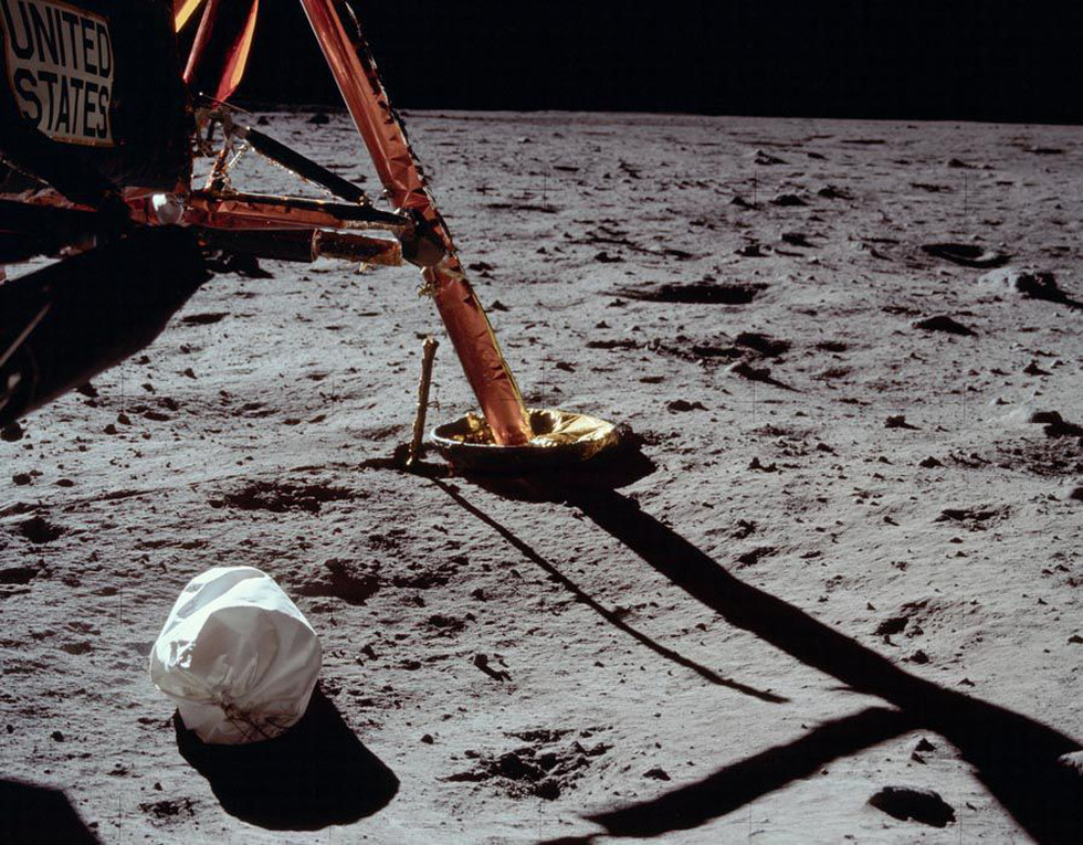 neil armstrong vut phan tren mat trang va nhung chuyen chua ke