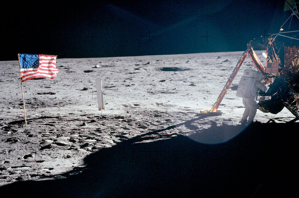 neil armstrong vut phan tren mat trang va nhung chuyen chua ke