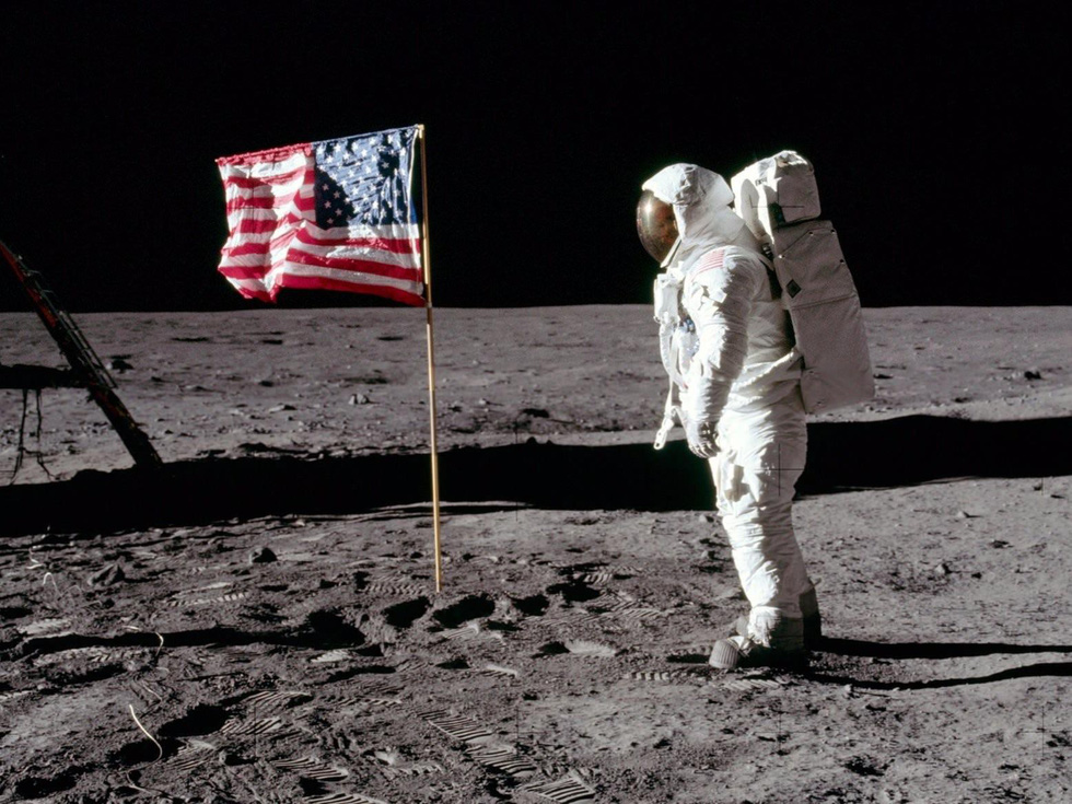 neil armstrong vut phan tren mat trang va nhung chuyen chua ke