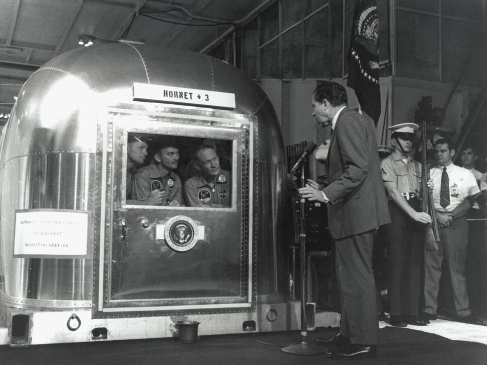 neil armstrong vut phan tren mat trang va nhung chuyen chua ke