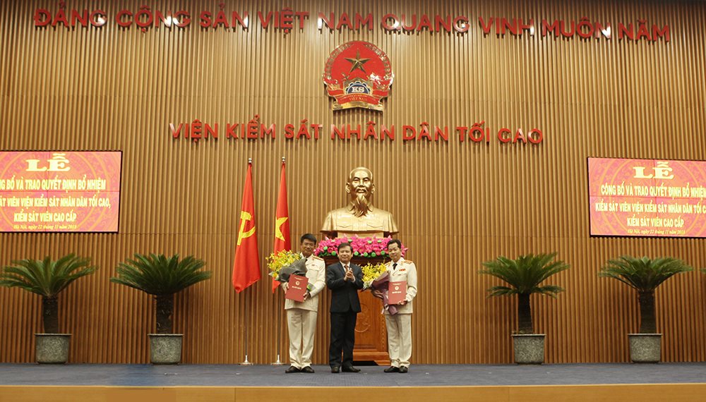 nhan su moi o vkstc trao quyet dinh bo nhiem cua chu tich nuoc