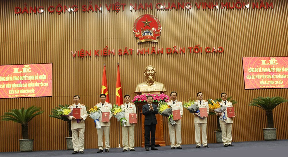 nhan su moi o vkstc trao quyet dinh bo nhiem cua chu tich nuoc