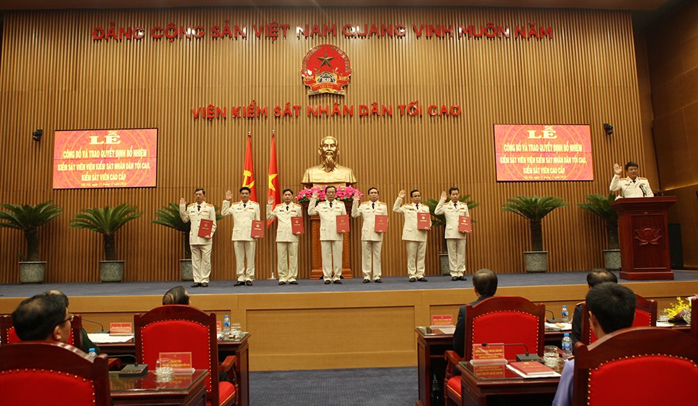 nhan su moi o vkstc trao quyet dinh bo nhiem cua chu tich nuoc