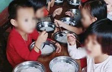 Tạm đình chỉ công tác hiệu trưởng cho 'trẻ mầm non ăn bún luộc'