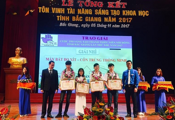 4 hoc sinh bac giang che tao may hut bo xit o vai thieu