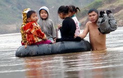Học sinh ngồi phao vượt sông đến trường