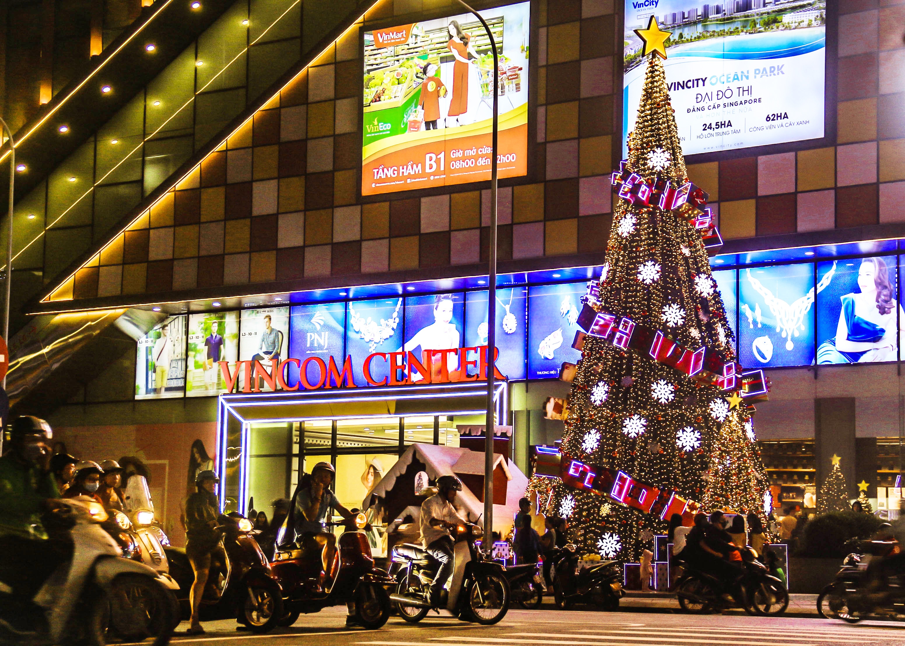 Top trung tâm thương mại ở Hà Nội trang trí Noel 2018 đẹp rực rỡ, thích hợp để 'sống ảo' top trung tam thuong mai o ha noi trang tri noel 2018 dep ruc ro thich hop de song ao