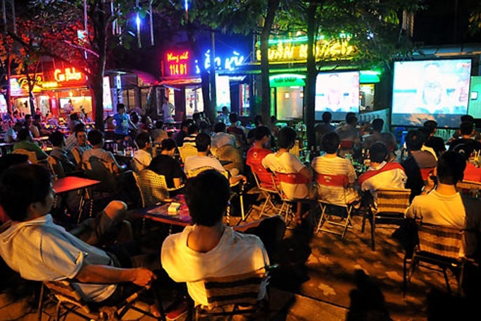 top quan ca phe bong da tai ha noi phuc vu xem chung ket aff cup viet nam malaysia