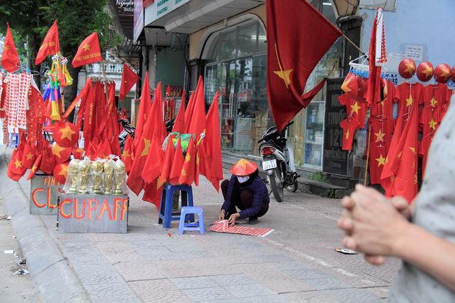 Phố phường Hà Nội rực rỡ trước trận chung kết AFF Cup pho phuong ha noi ruc ro truoc tran chung ket aff cup