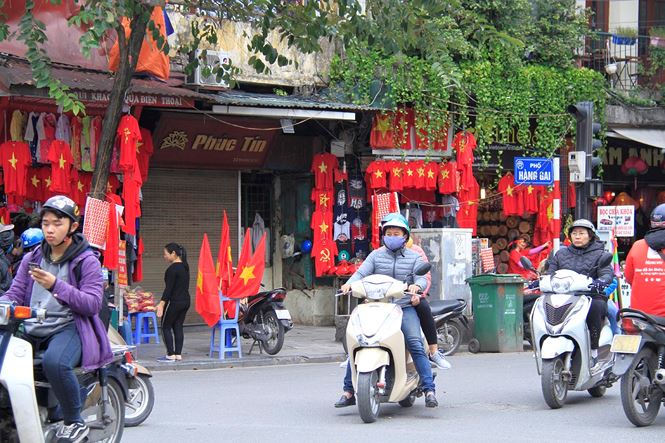 Phố phường Hà Nội rực rỡ trước trận chung kết AFF Cup pho phuong ha noi ruc ro truoc tran chung ket aff cup