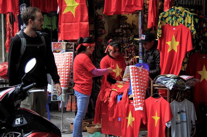 Phố phường Hà Nội rực rỡ trước trận chung kết AFF Cup pho phuong ha noi ruc ro truoc tran chung ket aff cup